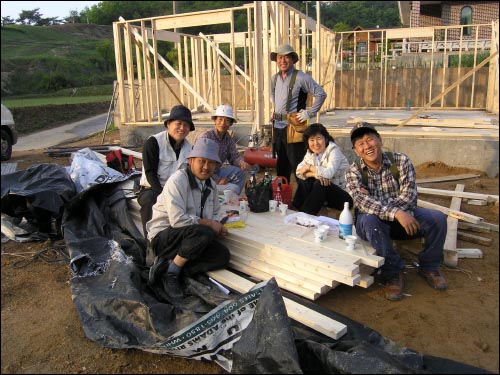 목조주택학교에 입소한 학생들과 함께 